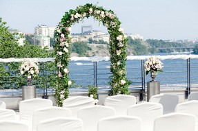 31-nordic-wedding-flower-arch-600x400.jpg